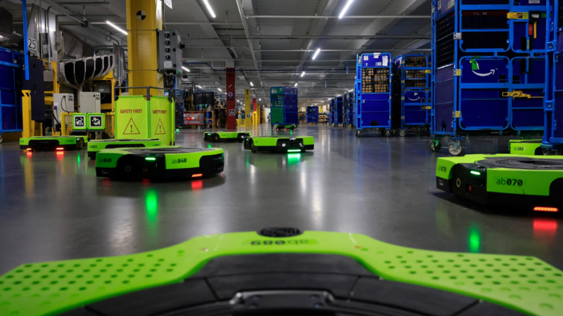 Robot dans un entrepôt Amazon