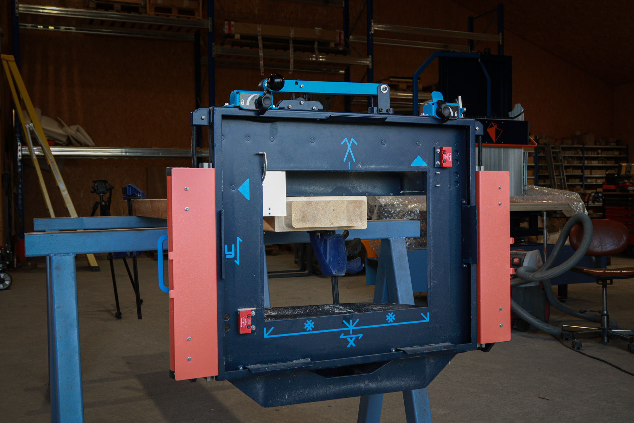 Atelier de menuiserie modernisé avec machines CNC et outillage traditionnel